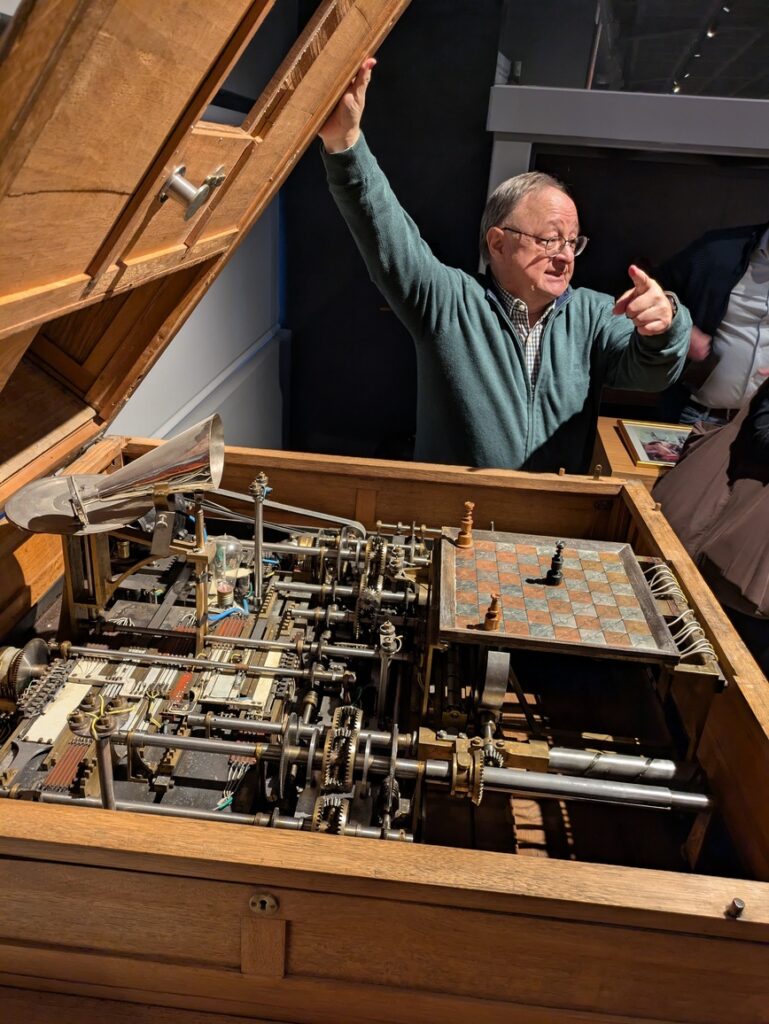 Prof. Manuel Romana shows the inside of the chess player automaton